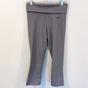 Nike | Cropped Yoga Leggings